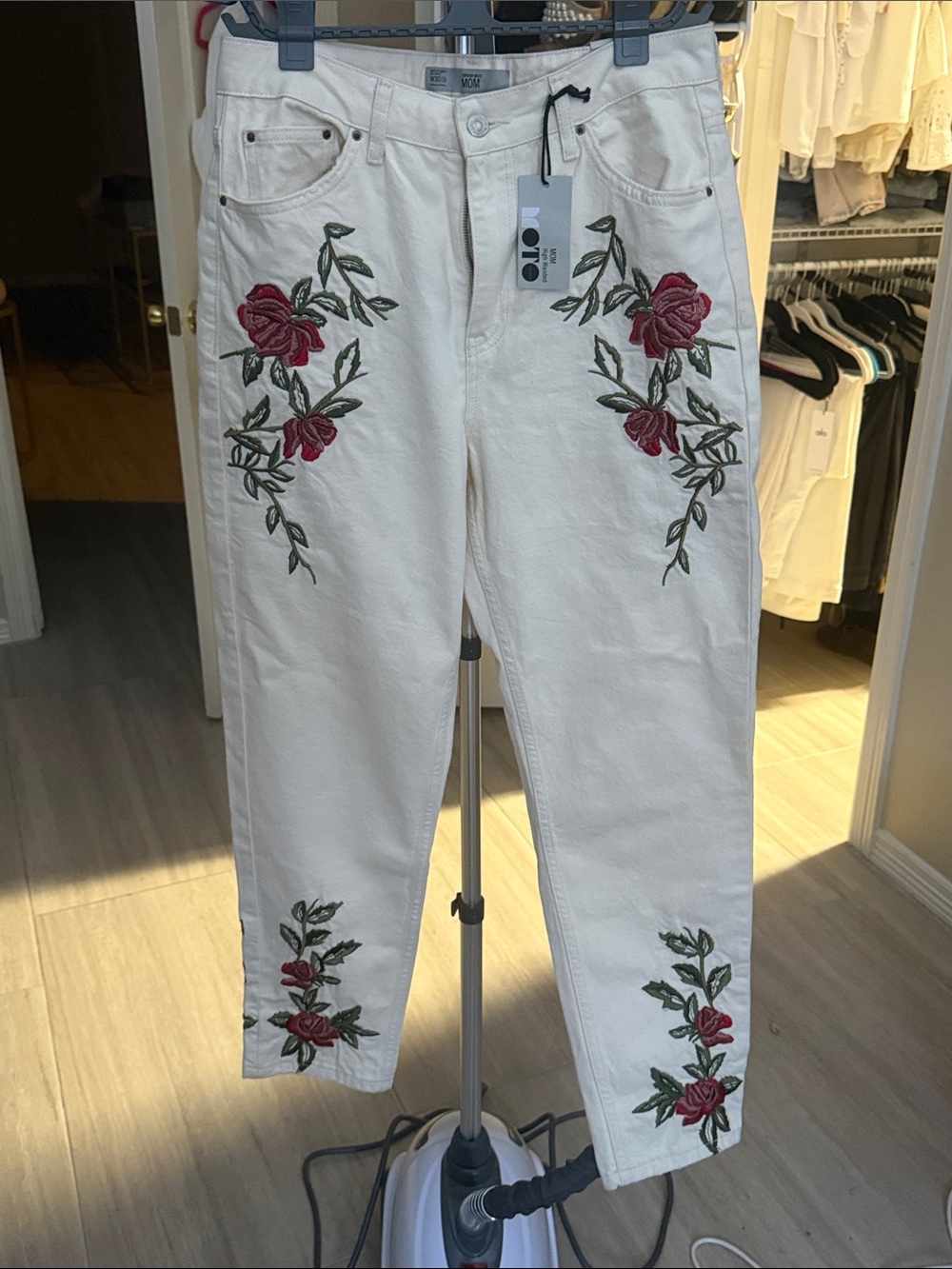 Topshop. White Floral Embroidered Women’s Jeans - Rose Detail